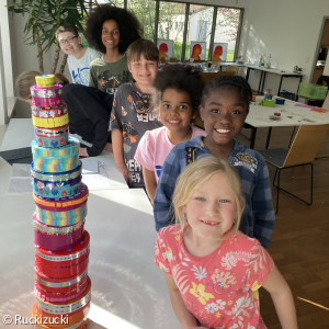 Kinder mit Schatzkisten