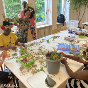 Kinder basteln Blütenschmuck