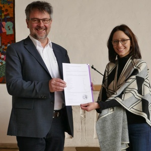 Organistin Andrea Rothenaigner und KMD Volker Glossnerbei der Übergabe des Zeugnisses der bestandenen C-Prüfung der Kirchenmusik 