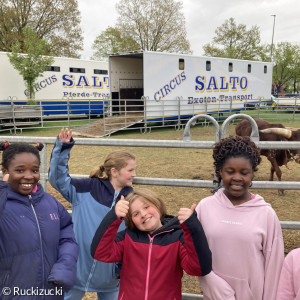 Kinder vor Weide